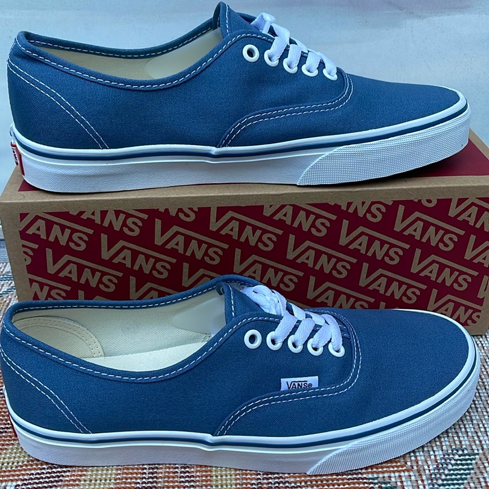 Vans WMNS Authentic Navy
VN000EE3NVY
Sneakers